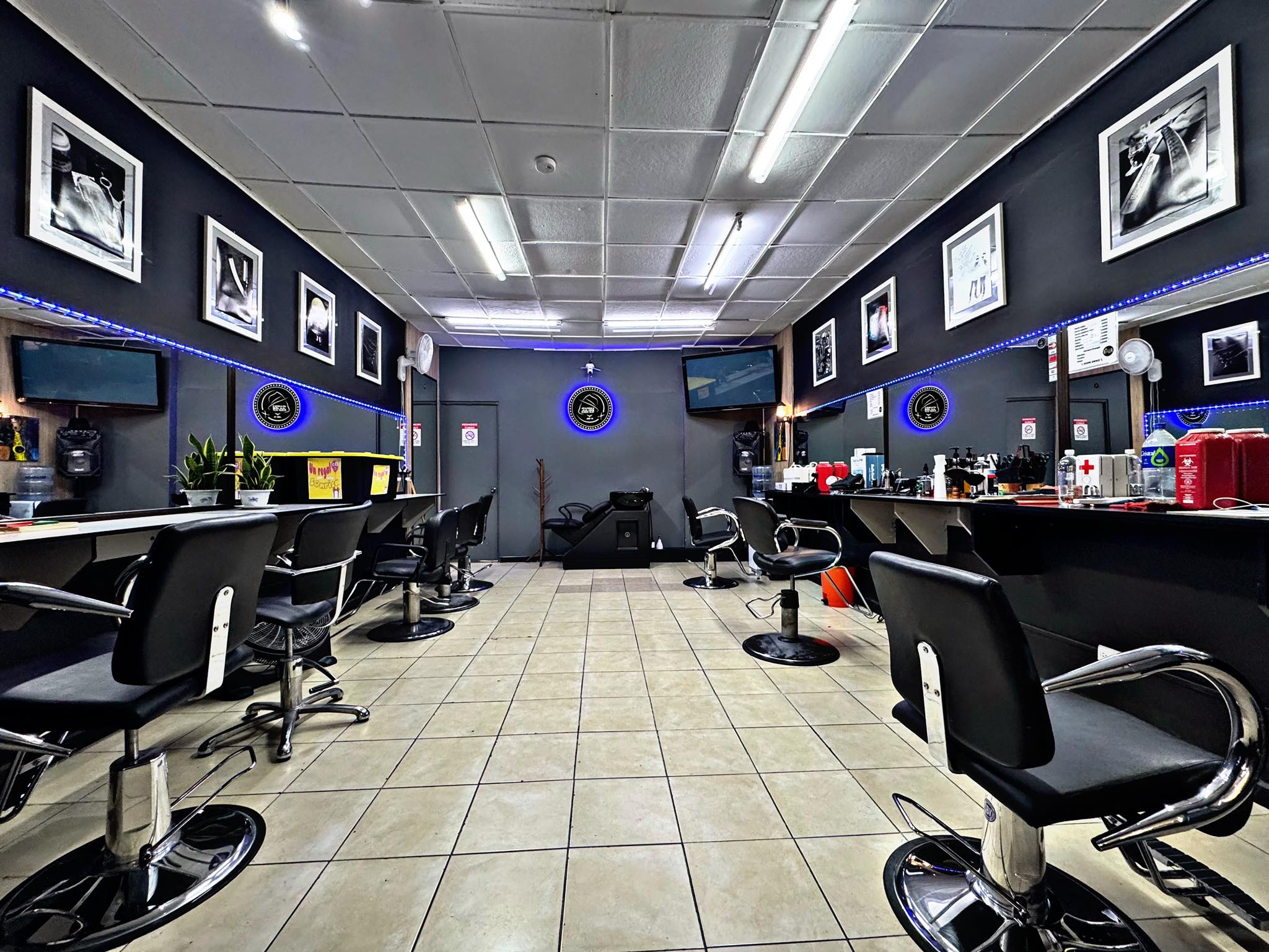 Julio's Barber Shop Local
